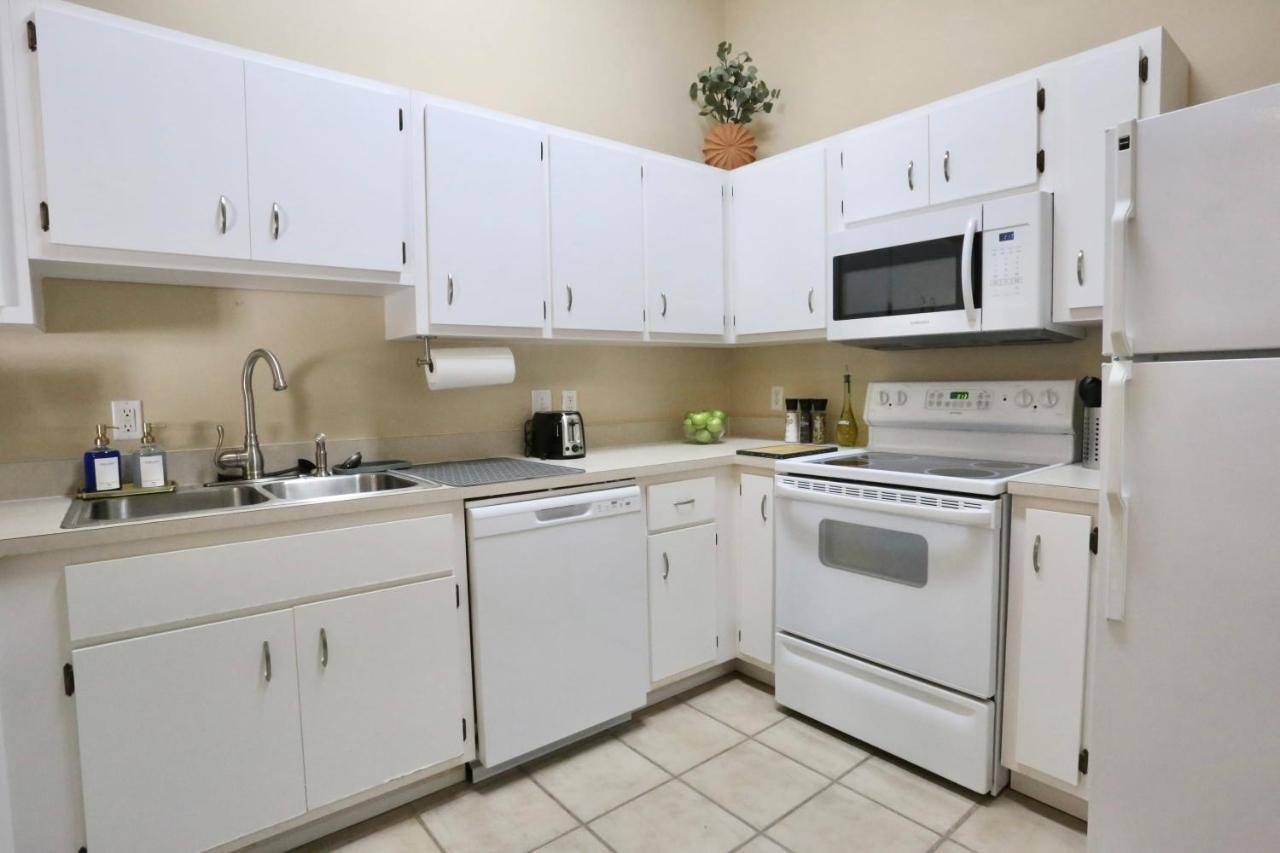 Nomad Retreat King Bed Boutique Condo W Garage Gainesville Exterior foto